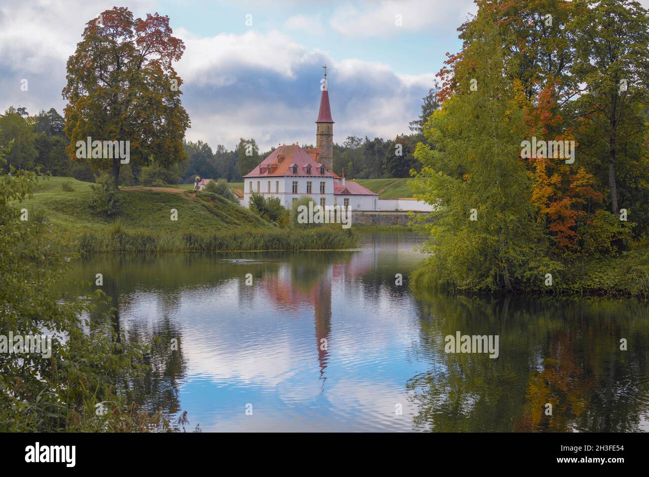 Antico palazzo suburbano Priorat nel paesaggio autunnale. GATCHINA. Regione di Leningrad, Russia Foto Stock