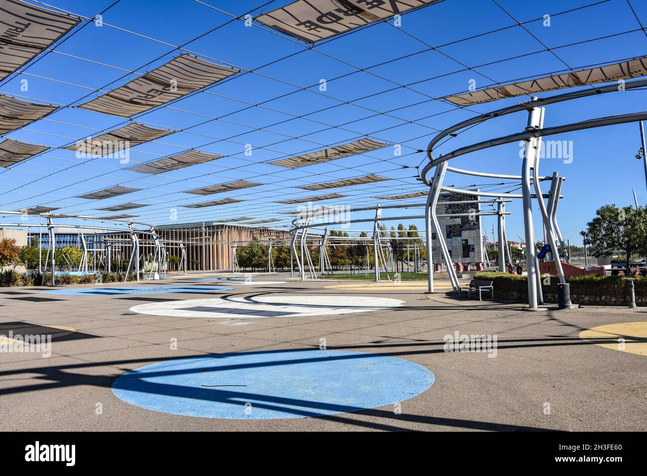Zaragoza, Spagna - 23 Ott, 2021: Edifici di architettura Aquarium e Spanish Pavilion presso il sito dell'Expo di Zaragoza Foto Stock