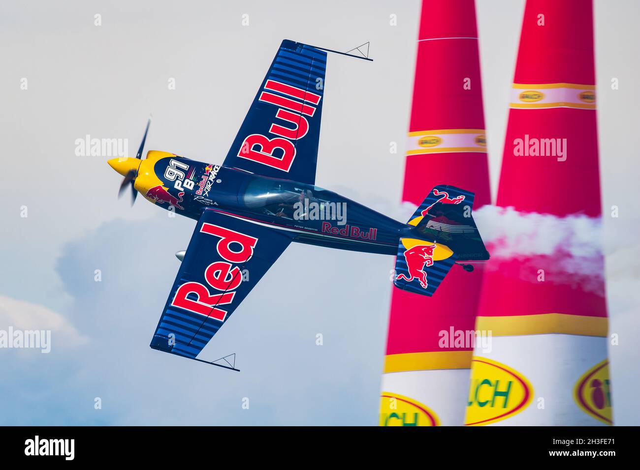 ZAMARDI / UNGHERIA - Luglio 13, 2019: Peter Besenyei con N806CR Corvus Racer battenti sul lago Balaton a Zamardi città per Red Bull Air Race 2019 Foto Stock