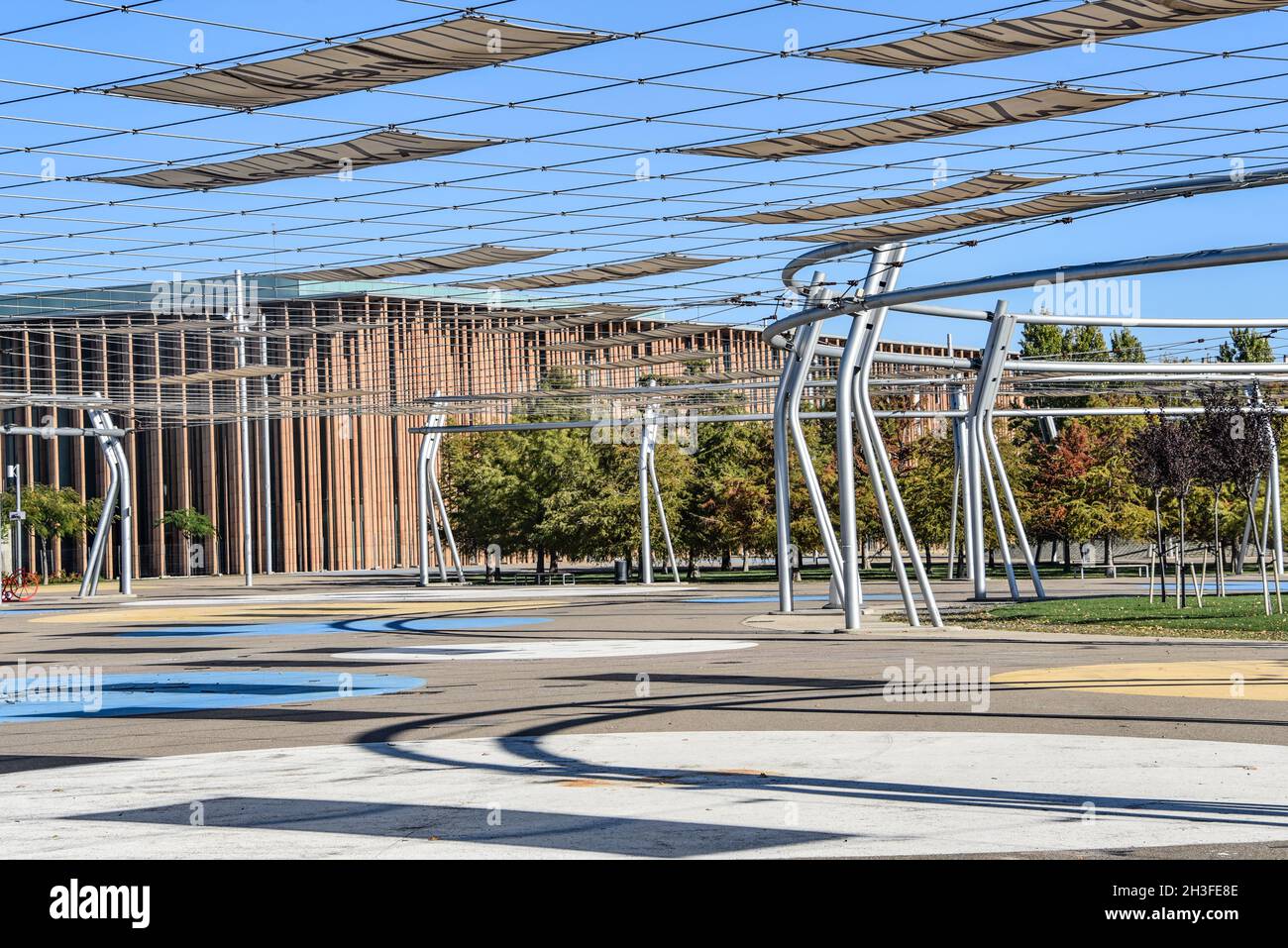 Zaragoza, Spagna - 23 Ott, 2021: Edifici di architettura Aquarium e Spanish Pavilion presso il sito dell'Expo di Zaragoza Foto Stock