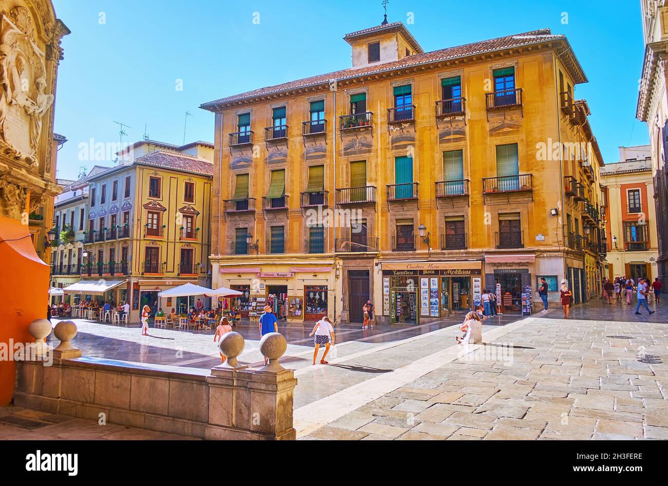 GRANADA, SPAGNA - 27 SETTEMBRE 2019: Edifici storici in Plaza de las Pasiegas pedonale, il 27 settembre a Granada Foto Stock