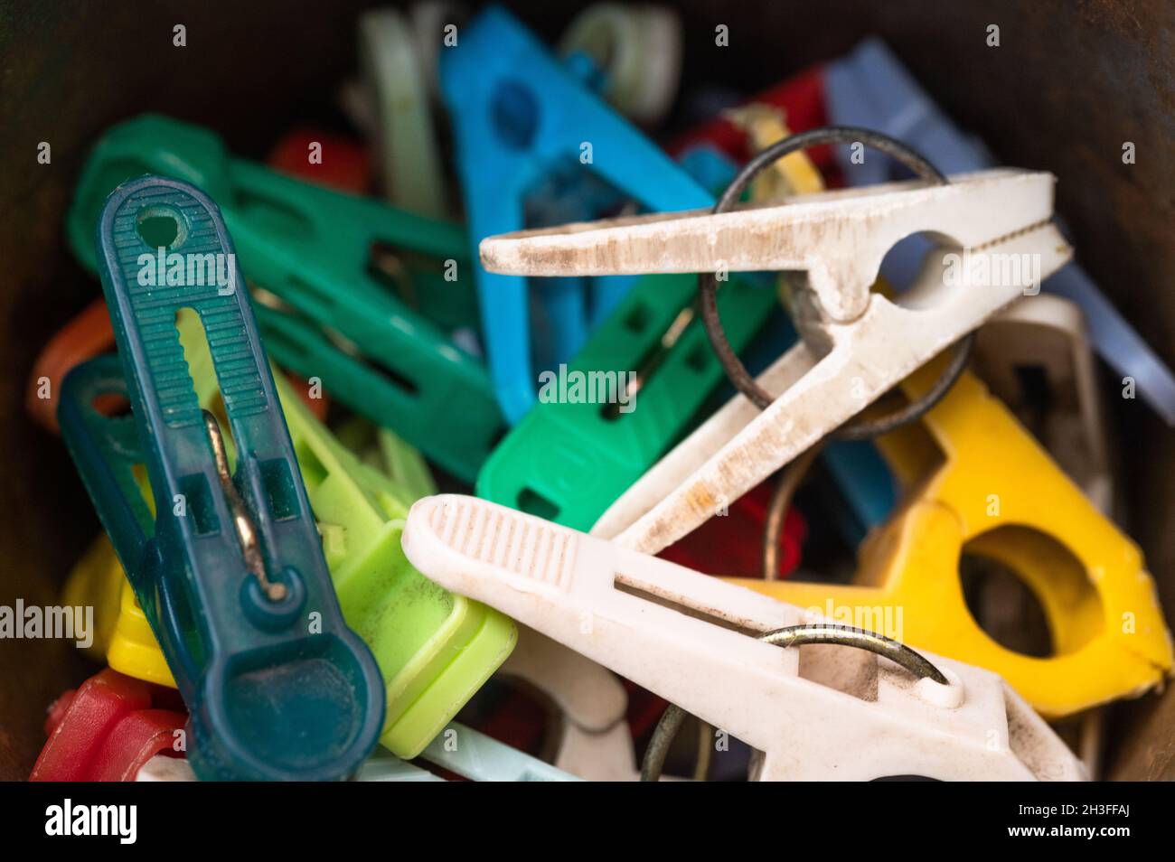 Ganci per asciugare i vestiti bagnati. Vari colori in primo piano. Foto di alta qualità Foto Stock