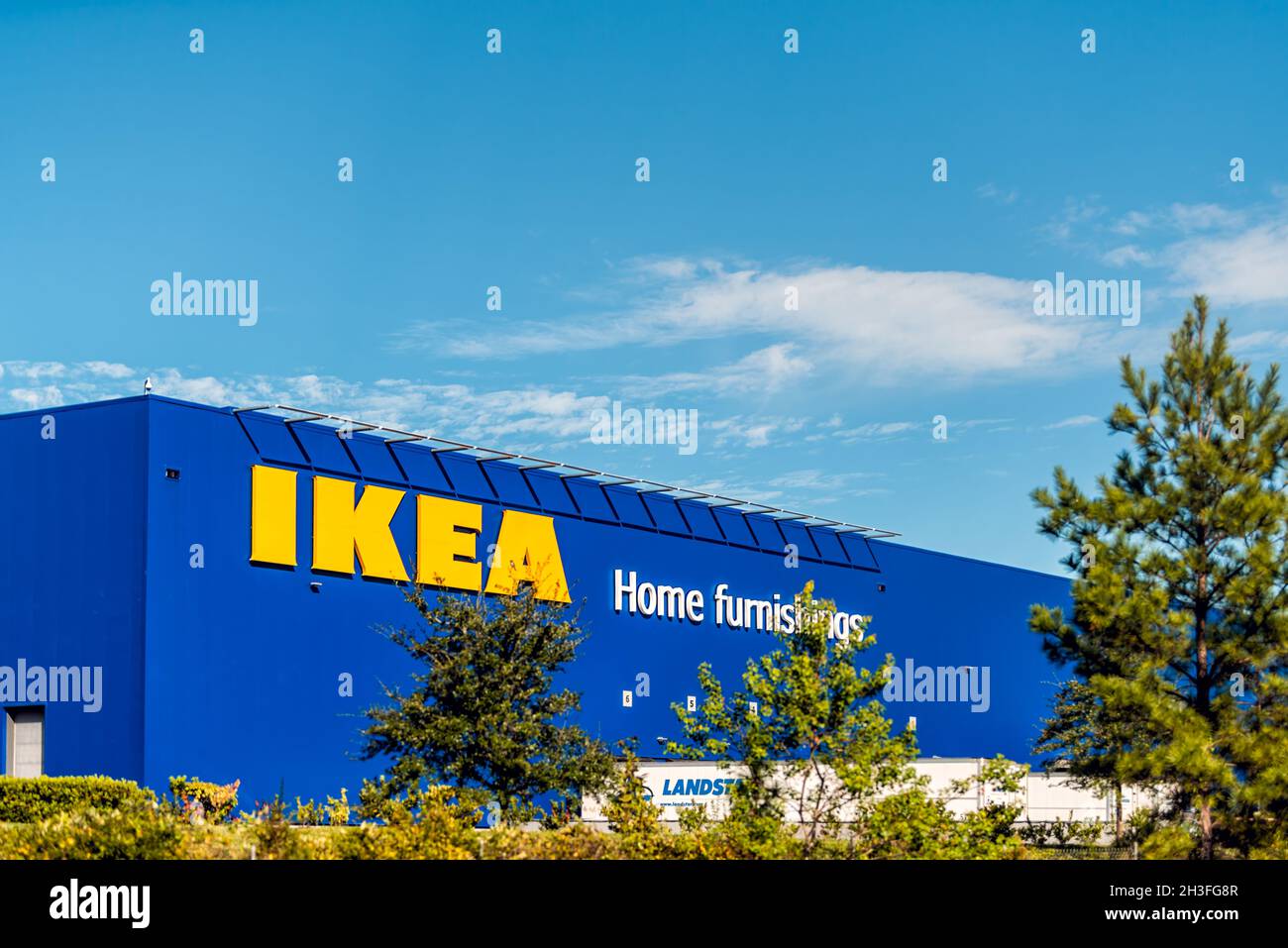 Jacksonville, USA - 19 ottobre 2021: Segno sulla costruzione per IKEA casa mobili magazzino centro magazzino con luminoso colorato blu e giallo Foto Stock