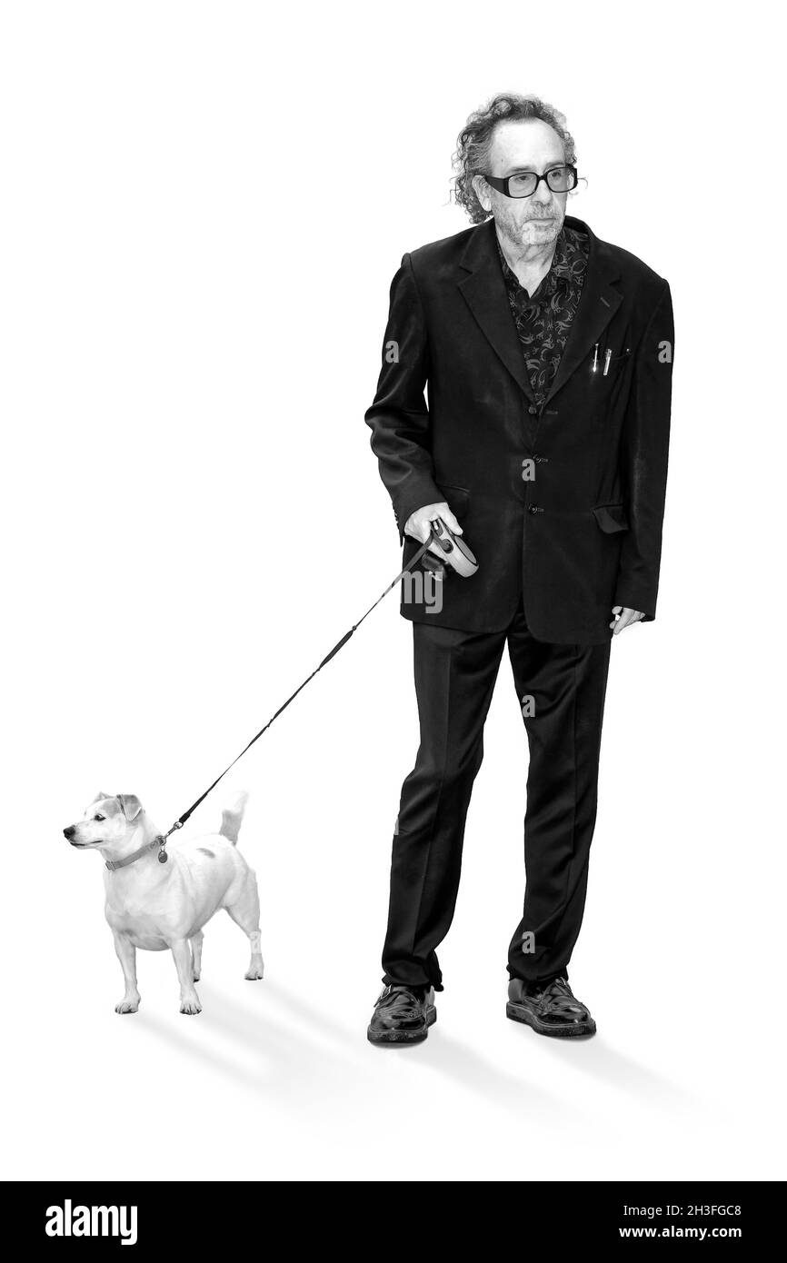 Roma, Italia - 23 ottobre 2021: Il regista americano Tim Burton cammina con il suo cane sul Red carpet del Festival del Cinema di Roma 2021. Incontro ravvicinato con Tim Burton. Foto Stock