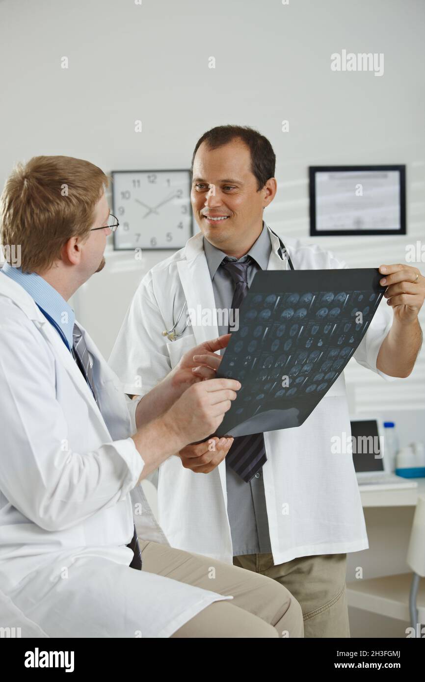 Medici che concutano la diagnosi Foto Stock