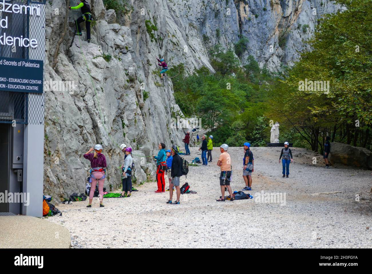 Scalatori di roccia a Gola di Paklenica, Starigrad, Alpi Dinariche, Croazia Foto Stock