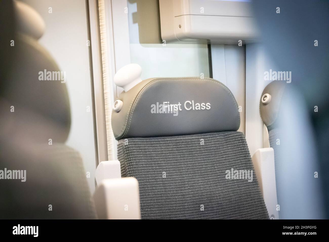 Dettaglio dei poggiatesta nelle carrozze interne di prima classe e nei sedili dei treni del Regno Unito Foto Stock