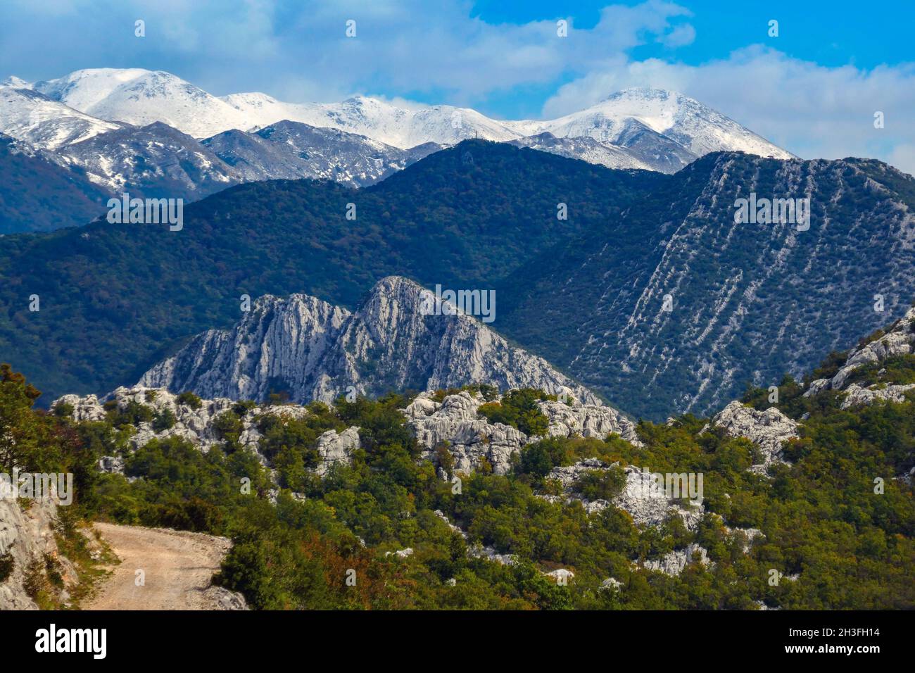 Scenario carsico nelle montagne calcaree, Velebit montagne, Alpi Dinariche, Croazia Foto Stock