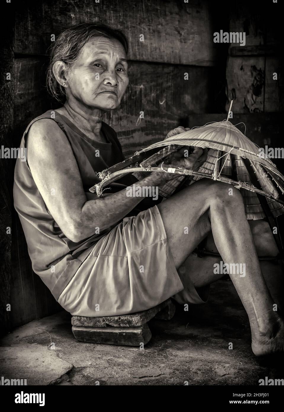31 maggio 2016, Vietman, Nha-Trang, vecchia donna fa a mano cappello vietnamita Foto Stock