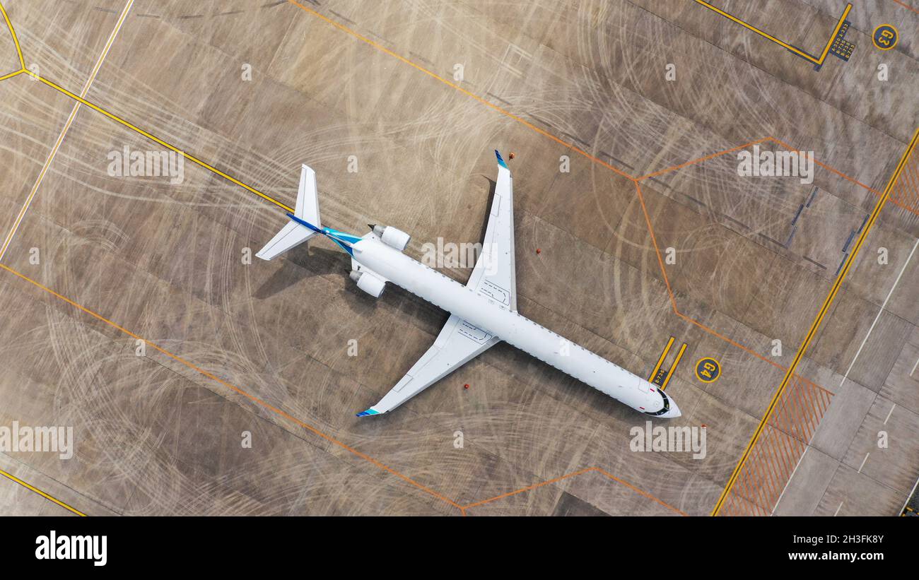 Vista aerea del jet business privato o aereo di linea regionale. L'aeroplano è parcheggiato all'aeroporto Foto Stock