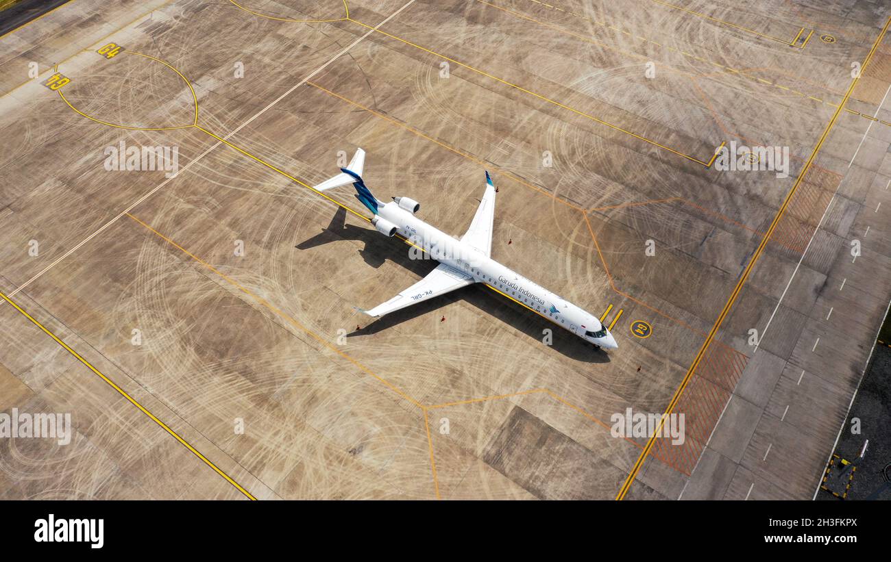Denpasar, Bali, Indonesia, 16 ottobre 2021. Vista aerea del jet regionale Garuda Indonesia all'aeroporto. Il Bombardier CRJ1000. Prodotto da Foto Stock