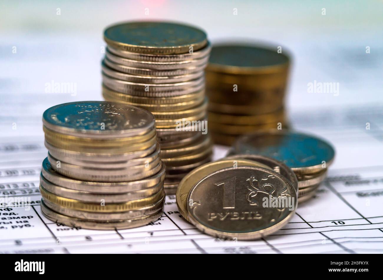 Le monete russe rubano. Primo piano delle monete. Denaro accatastato. L'accumulo di denaro. Foto Stock