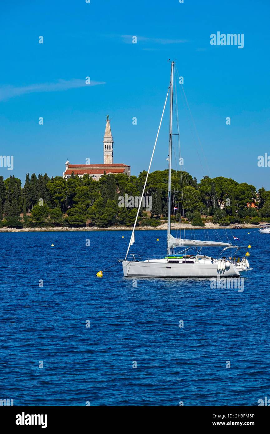Yacht ormeggiato di fronte a Rovigno, Istria, Croazia, Mare Adriatico, Europa Foto Stock