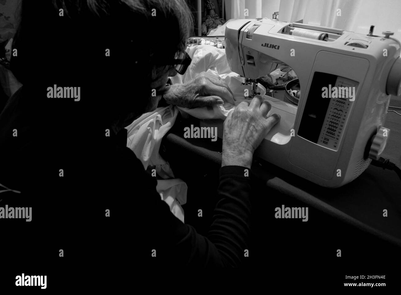 Le mani di un anziano marinaio cucito i vestiti utilizzati per le feste in costume durante il Carnevale di Venezia.Venezia,Italia, 12 febbraio 2015.( MVS) Foto Stock