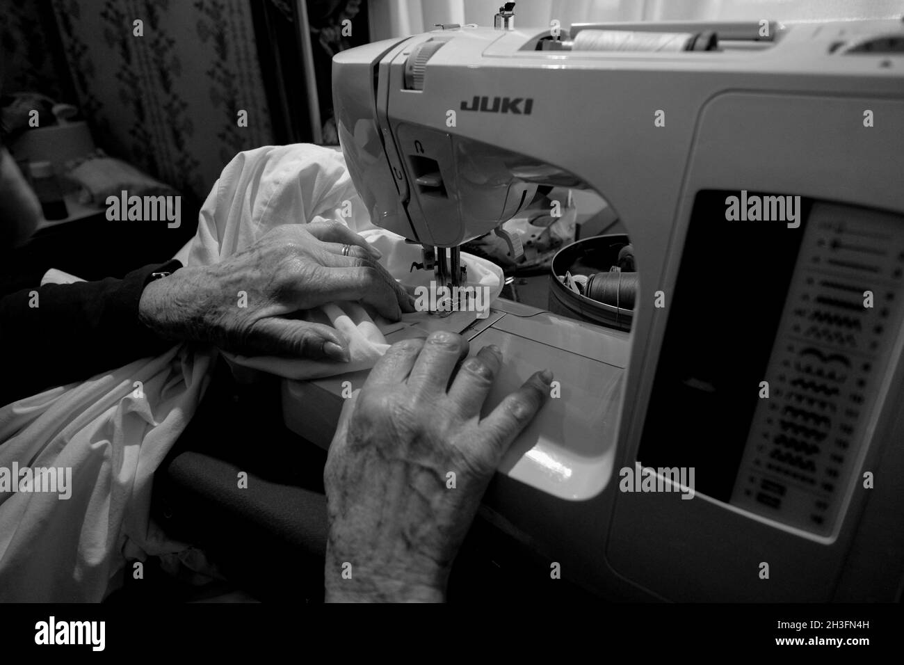 Le mani di un anziano marinaio cucito i vestiti utilizzati per le feste in costume durante il Carnevale di Venezia.Venezia,Italia, 12 febbraio 2015.( MVS) Foto Stock