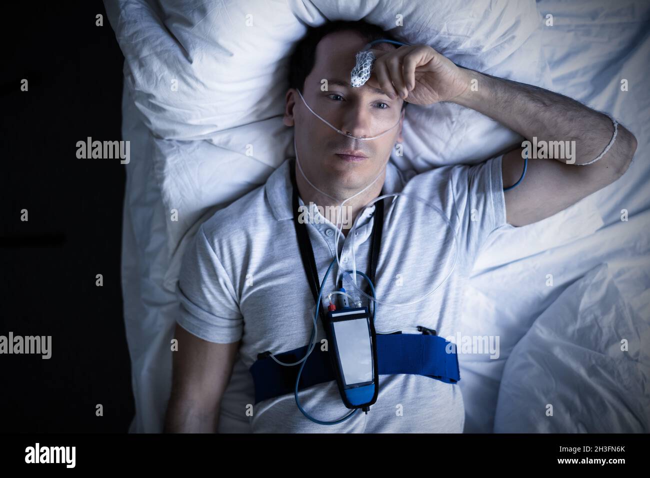 Camera da letto disturbata. Awake Man con Insomnia Foto Stock