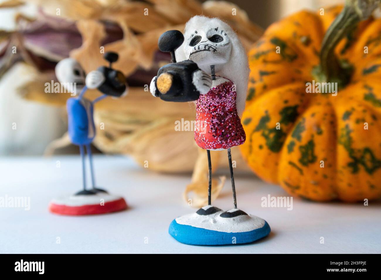 Figurine del cranio dello zucchero che prendono le foto di decorazione di autunno, Stati Uniti, 2021 Foto Stock