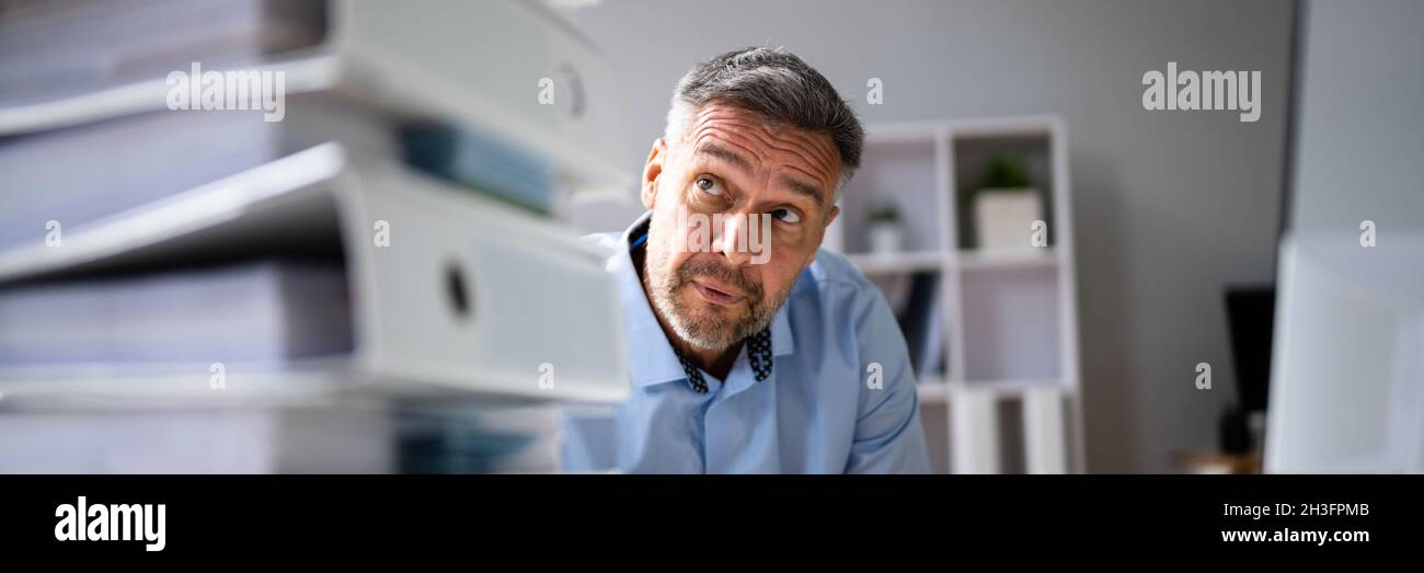 Workaholic contabile uomo d'affari con mal di testa e stress Foto Stock