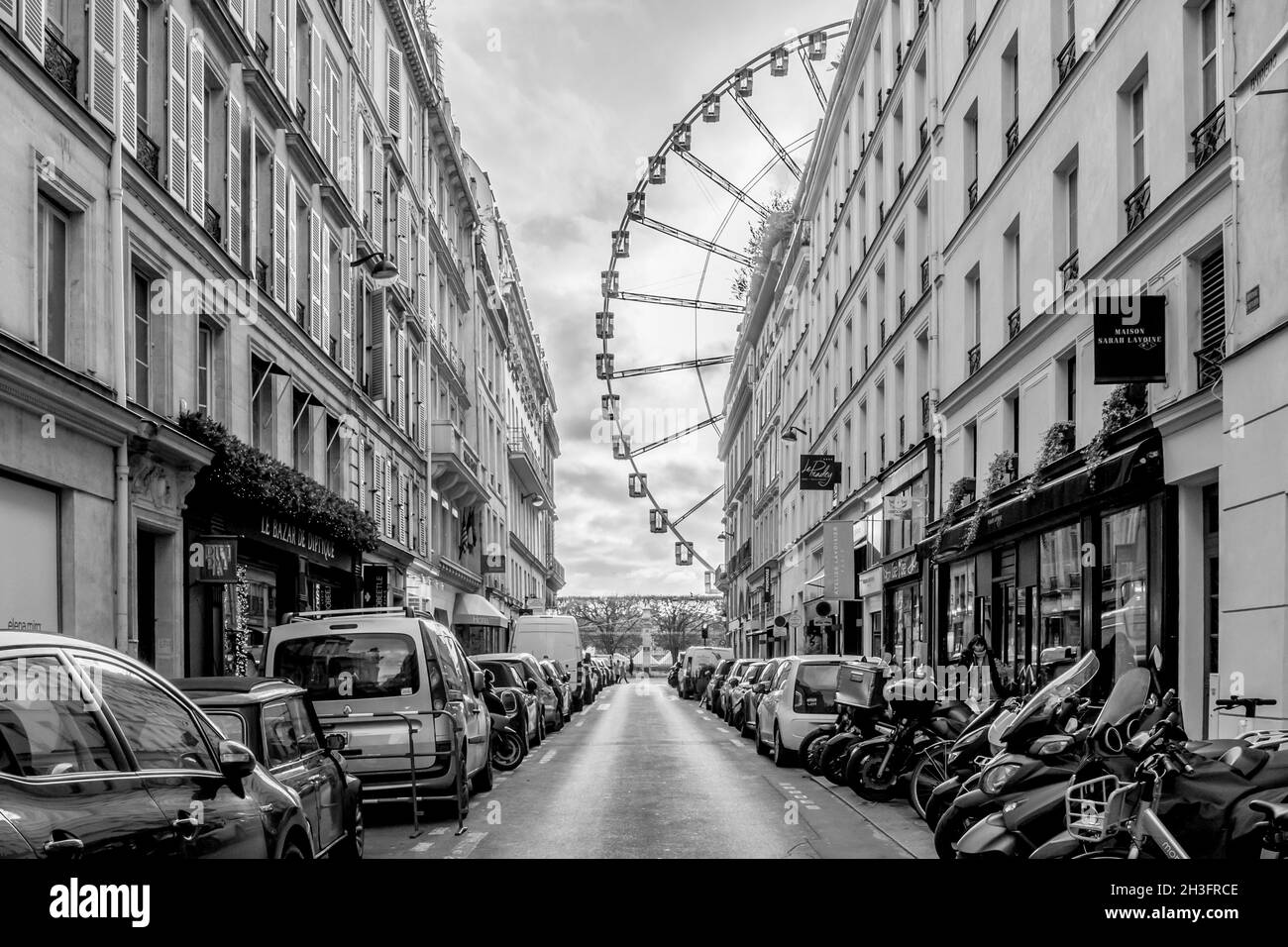 PARIGI, FRANCIA - 28 settembre 2021: La ruota della Concorde di Parigi, Francia in scala di grigi Foto Stock