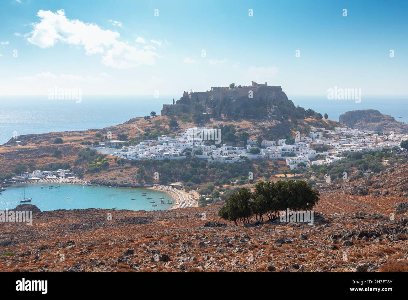 Vista panoramica della città vecchia di Lindos in Grecia con l'acropoli in cima alla collina. Foto Stock