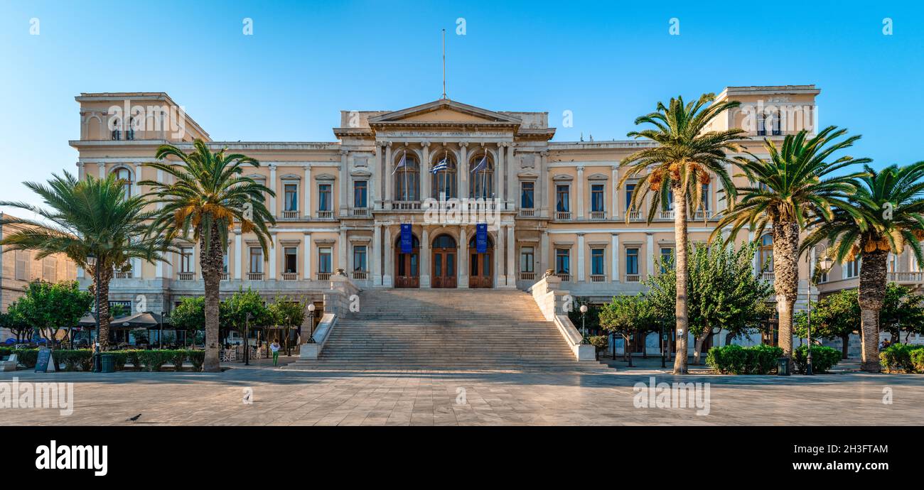 Panorama del Municipio in piazza Miaouli. Costruito nel 1876, è uno dei centri commerciali più grandi e suggestivi della Grecia. Foto Stock