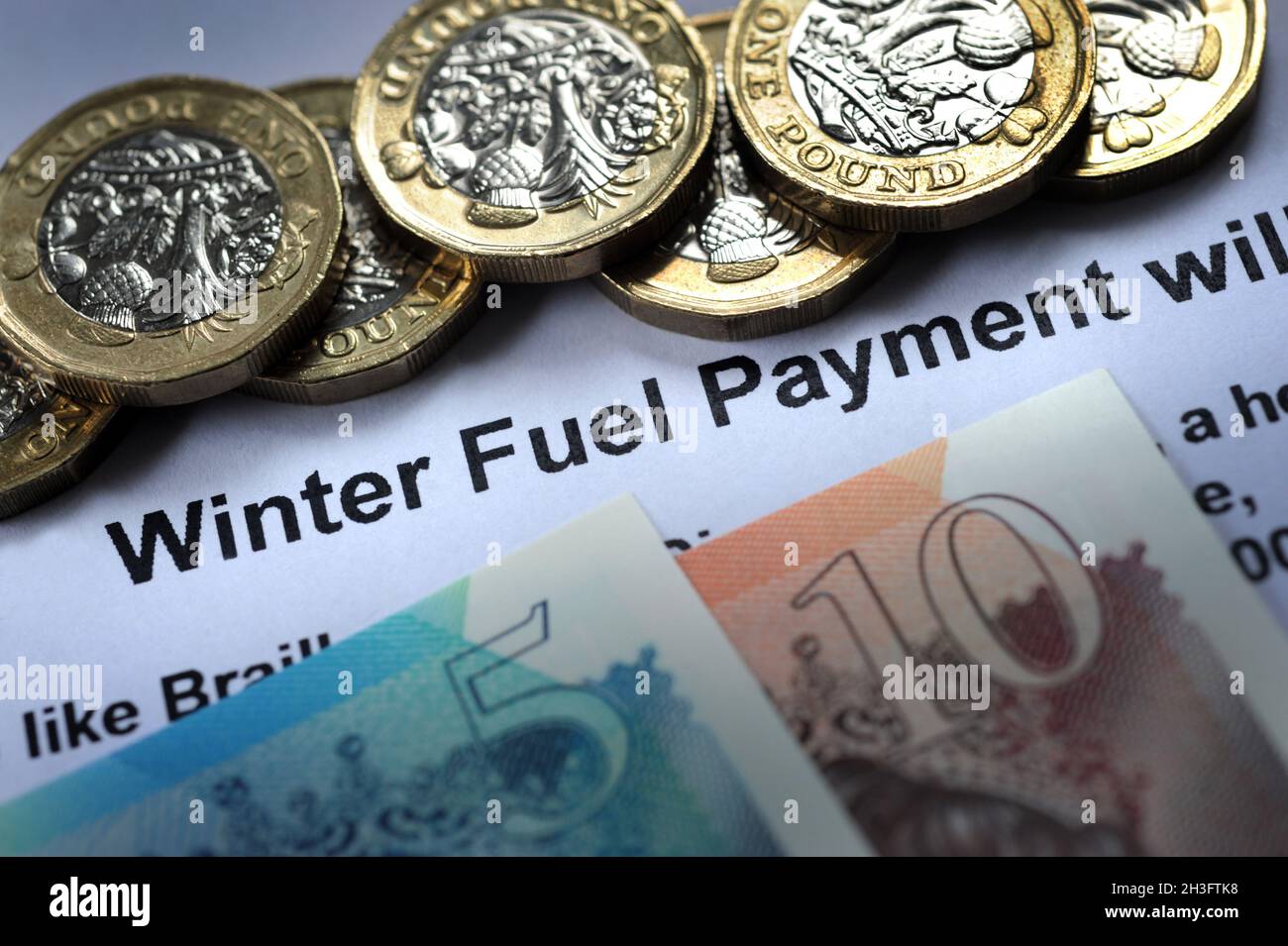 GOVERNO INVERNO CARBURANTE LETTERA DI PAGAMENTO CON I SOLDI BRITANNICI RE CRESCENTE COSTI DI ENERGIA FATTURE GAS FORNITORI DI ELETTRICITÀ PENSIONATI ECC UK Foto Stock