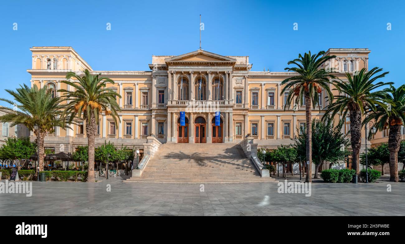 Panorama del Municipio in piazza Miaouli. Costruito nel 1876, è uno dei centri commerciali più grandi e suggestivi della Grecia. Foto Stock