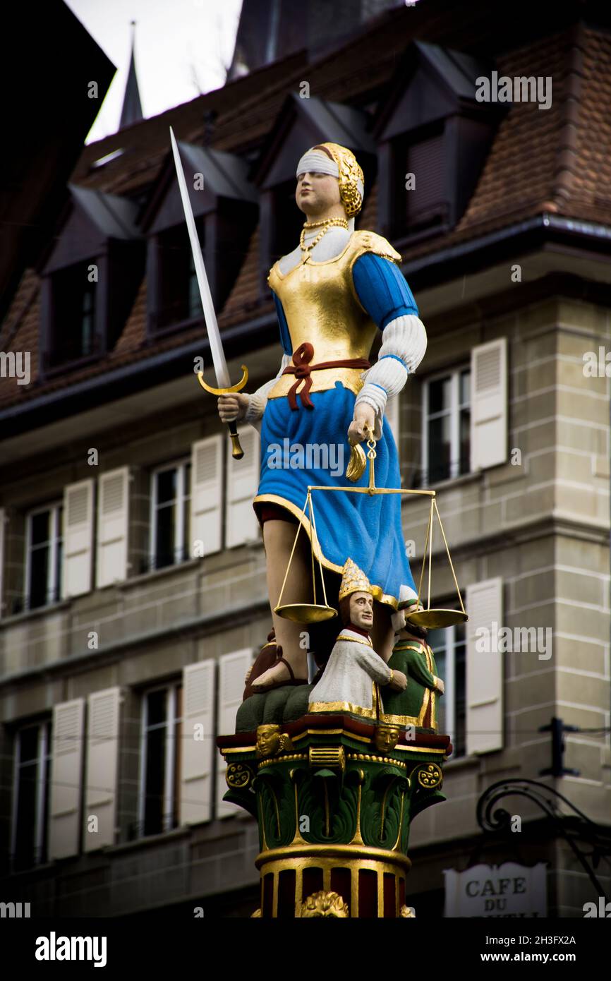 Statua nella Fontana di Giustizia, in Place de la Palud, Canton Vaud, Losanna, Svizzera Foto Stock