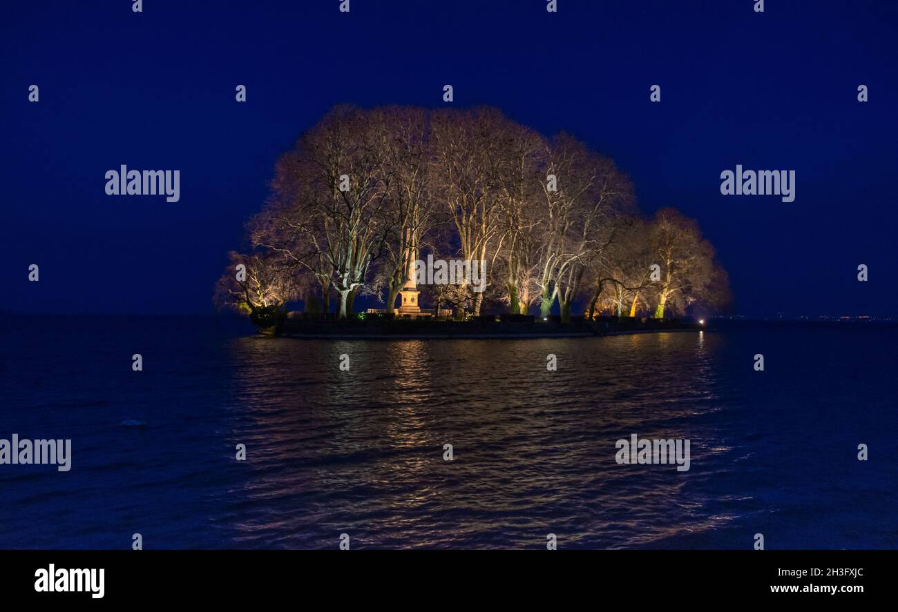 Alberi alleggeriti nell'Ile de la Harpe, nella cittadina di Rolle, Svizzera Foto Stock