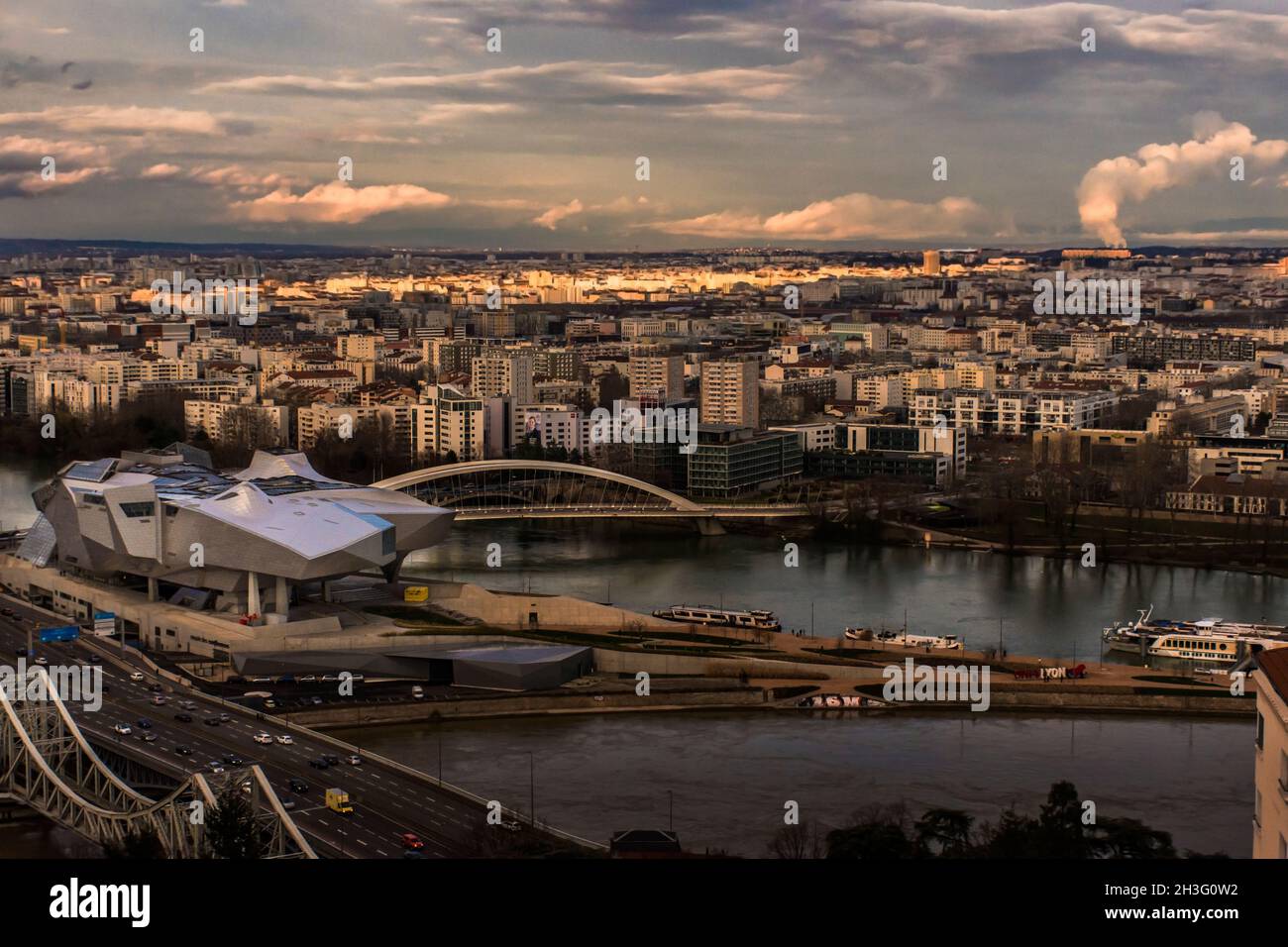 Foto panoramica della città di Lione, Francia con il Museo della Confluenza a sinistra e il fiume Rodano nel mezzo. Foto Stock