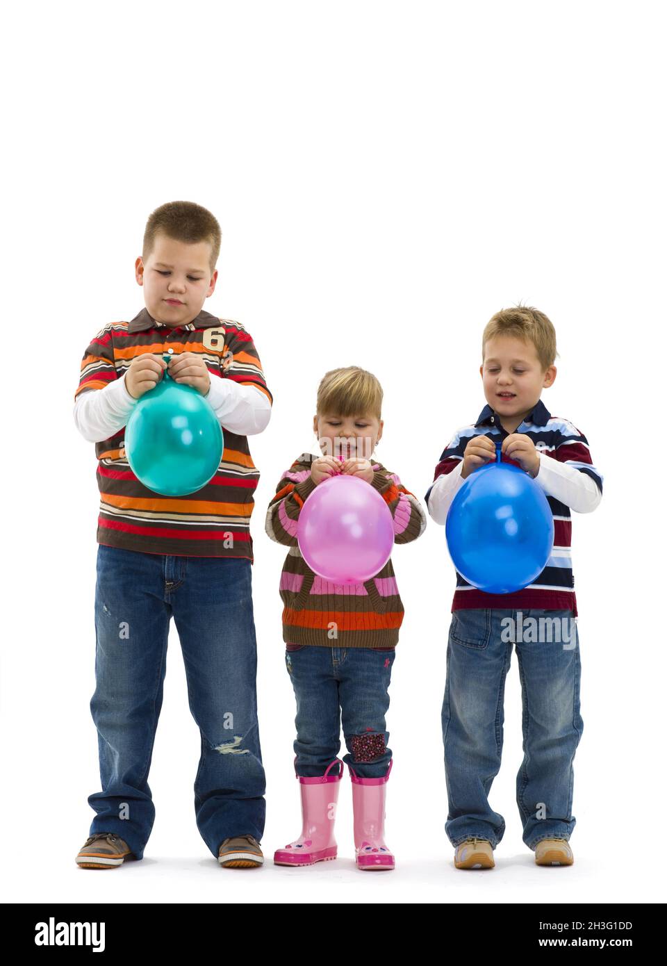Bambini felici con palloncino giocattolo Foto Stock