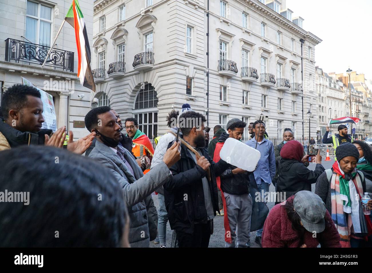 Londra, UK, 28 ottobre 2021: Un gruppo di espatriati sudanesi sta organizzando una manifestazione quotidiana fuori dall'ambasciata sudanese per protestare contro il colpo di stato militare contro il Sudan, che ha visto il primo ministro Abdalla Hamdok inizialmente imprigionato e ora tenuto agli arresti domiciliari. Altri ministri rimangono in prigione e si stanno svolgendo proteste per le strade di Khartoum. Nei loro canti e nei loro discorsi, questi manifestanti hanno chiesto il ritorno di un governo pienamente democratico in Sudan. Anna Watson/Alamy Live News Foto Stock