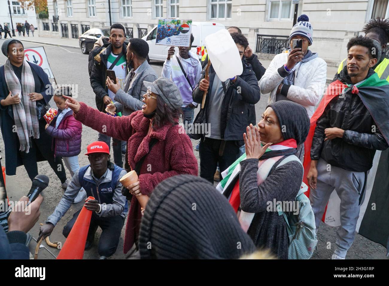 Londra, UK, 28 ottobre 2021: Un gruppo di espatriati sudanesi sta organizzando una manifestazione quotidiana fuori dall'ambasciata sudanese per protestare contro il colpo di stato militare contro il Sudan, che ha visto il primo ministro Abdalla Hamdok inizialmente imprigionato e ora tenuto agli arresti domiciliari. Altri ministri rimangono in prigione e si stanno svolgendo proteste per le strade di Khartoum. Nei loro canti e nei loro discorsi, questi manifestanti hanno chiesto il ritorno di un governo pienamente democratico in Sudan. Anna Watson/Alamy Live News Foto Stock