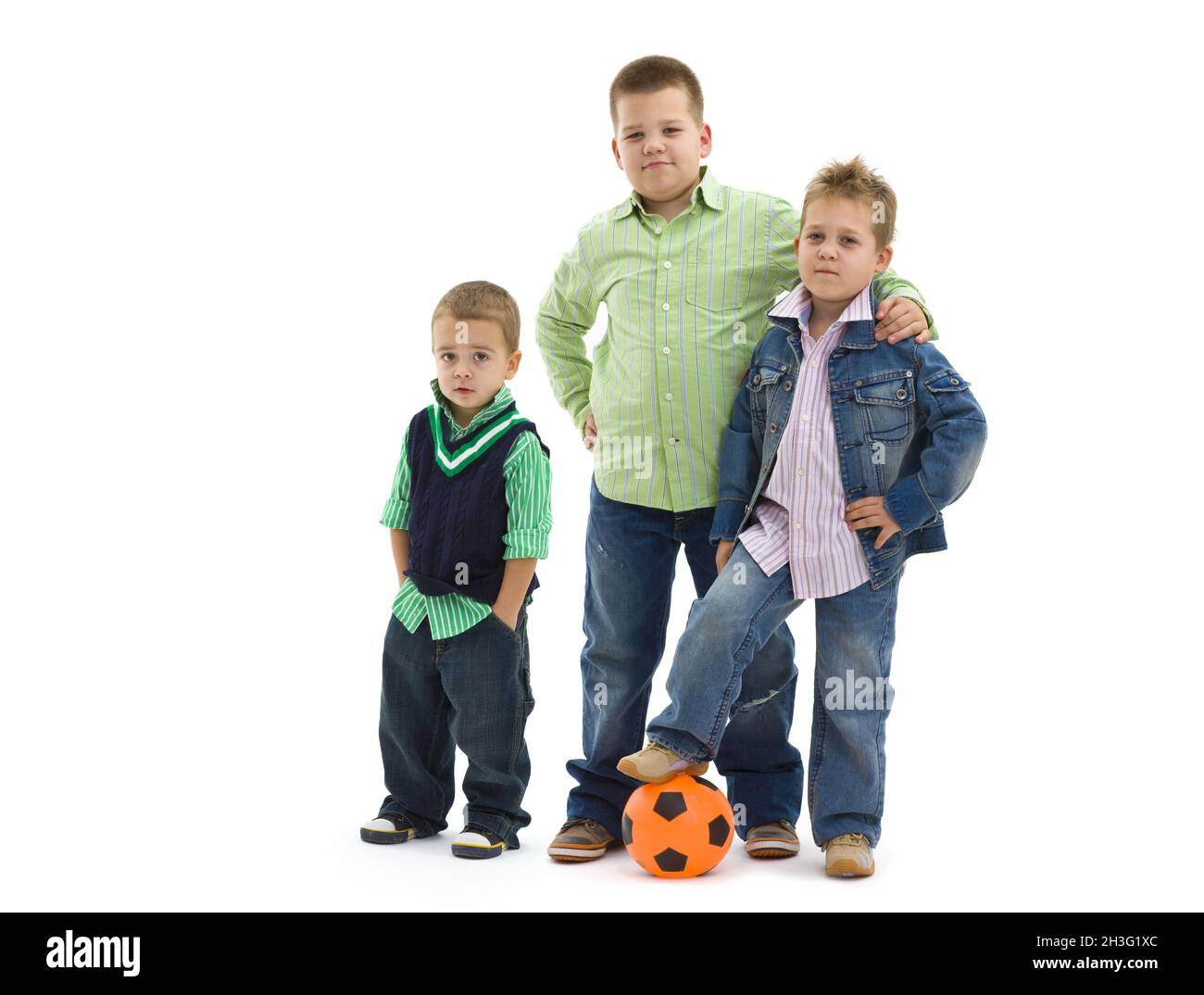 Ragazzi in posa con il calcio Foto Stock