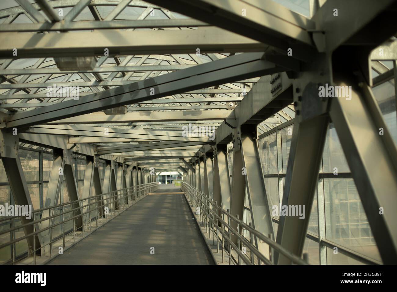 Travi a ponte in acciaio. Costruzione di ponti. Passaggio pedonale sull'autostrada. Ponte coperto di fronte alla strada. Foto Stock