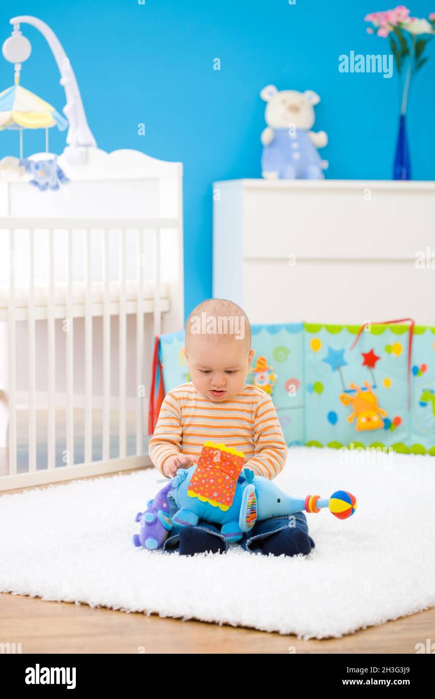 Il bambino gioca in casa Foto Stock