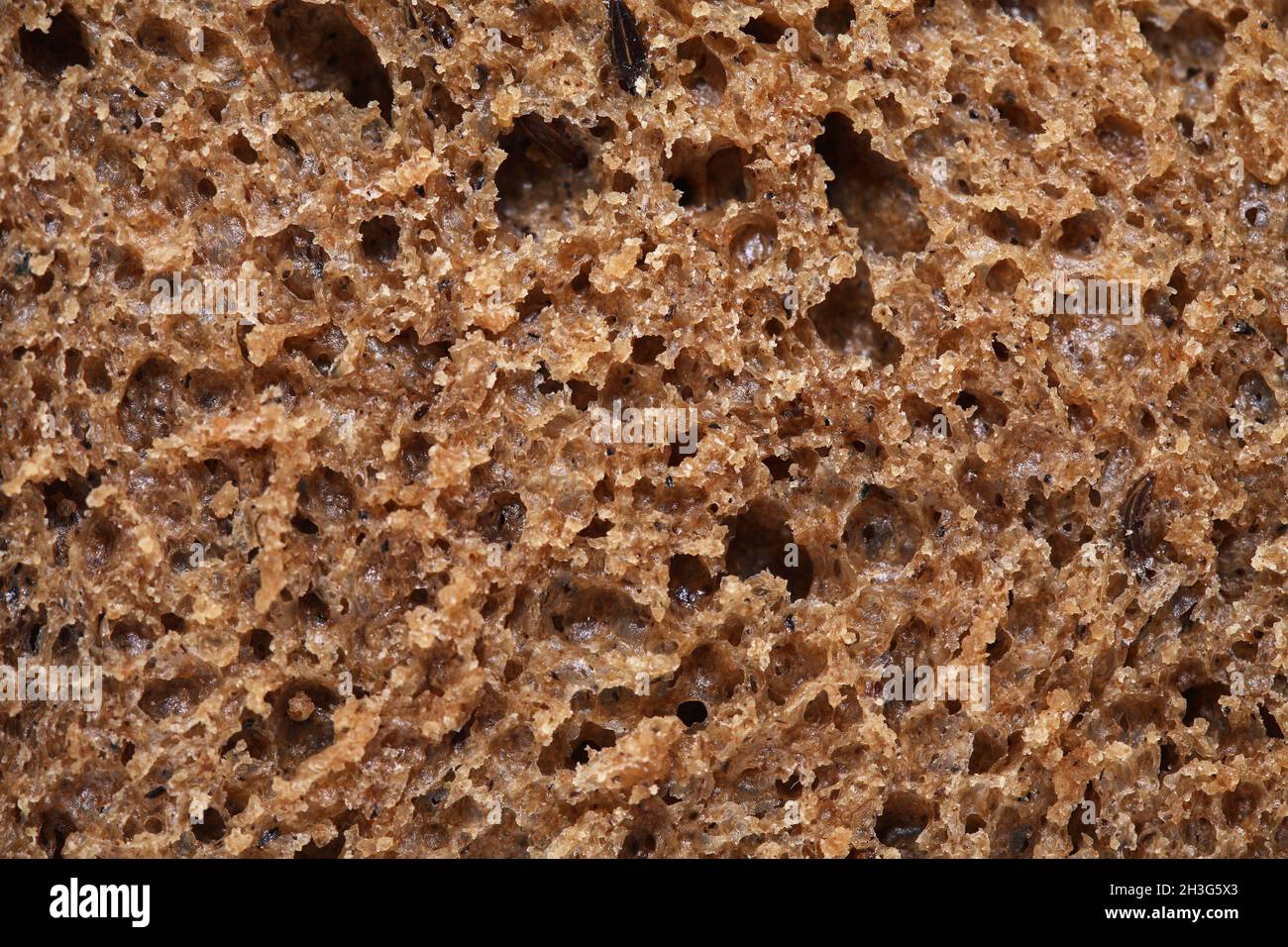 Closeup estremo di fetta di pane di segale come sfondo Foto Stock
