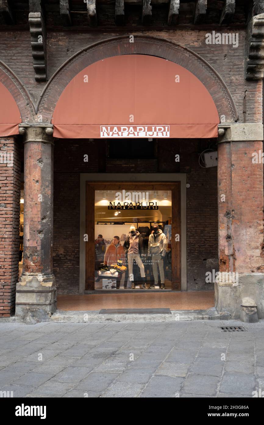 Bologna Italia. Ottobre 2021. Le vetrine del marchio Napapijri sotto un  portico nel centro della città Foto stock - Alamy