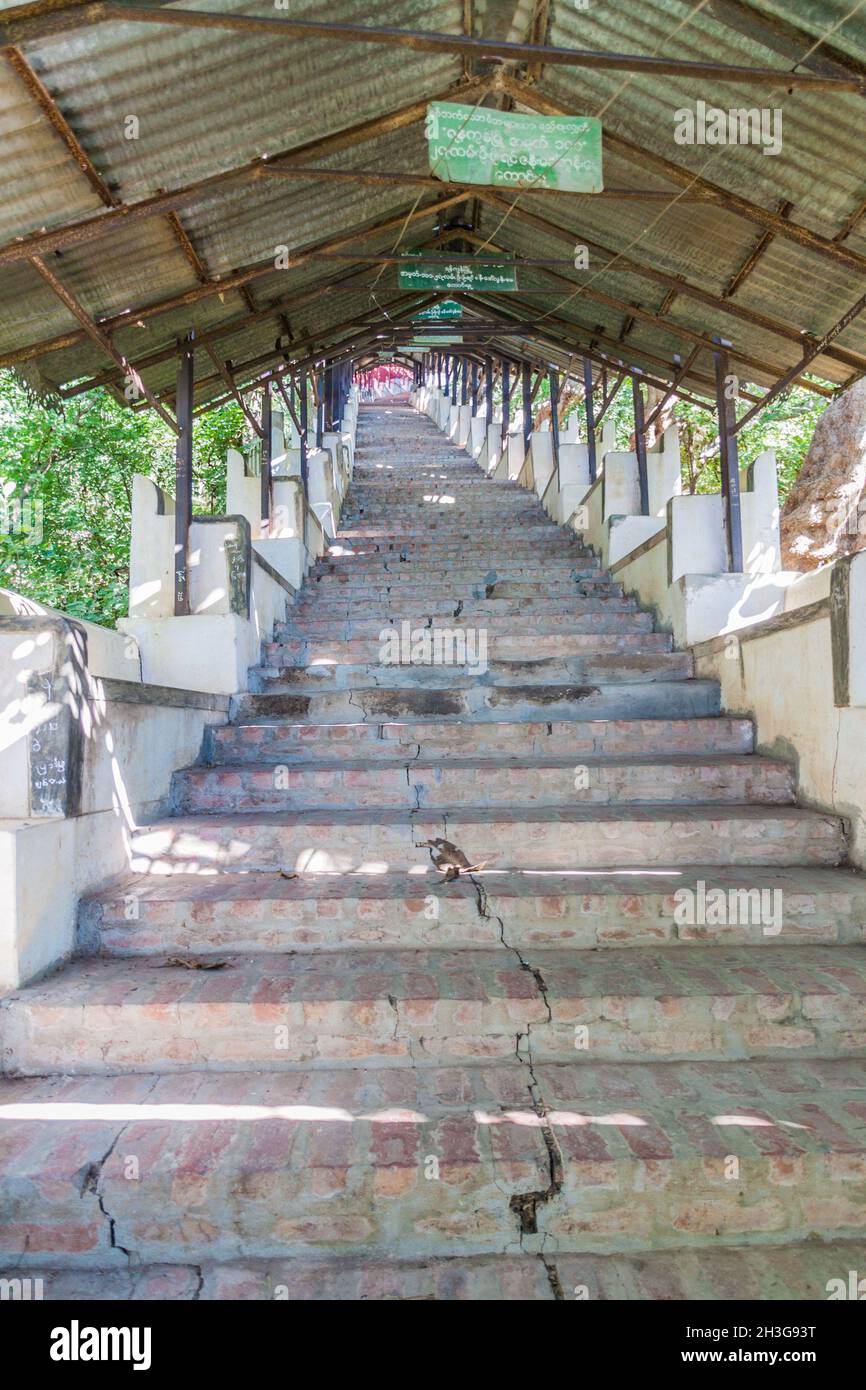 Scalinata a presto Oo Pon Nya Shin Pagoda su Sagaing Hill vicino Mandalay, Myanmar Foto Stock