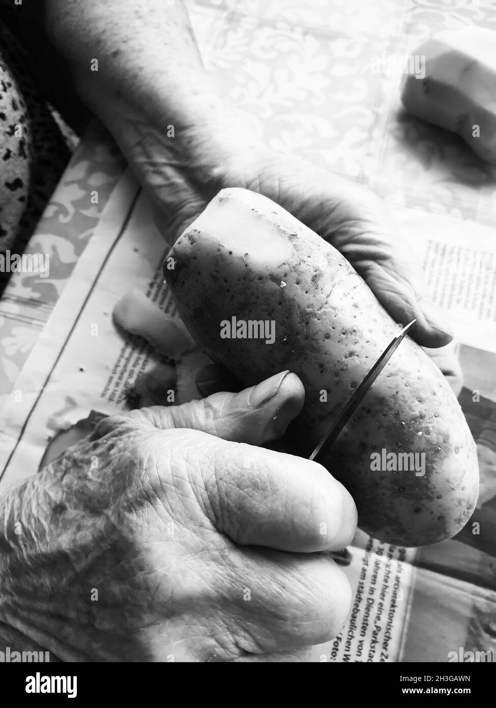 Kartoffeln schälen Foto Stock