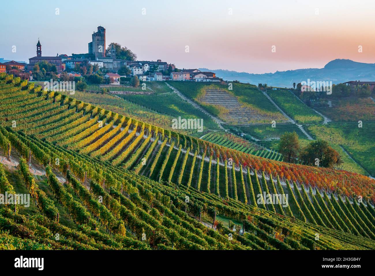 Al centro dei vigneti delle Langhe, patrimonio dell'umanità dell'UNESCO, si trova il villaggio di Serralunga d Alba Foto Stock