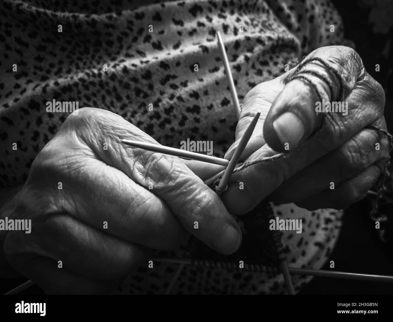 Eine Rentnerin strickt Foto Stock