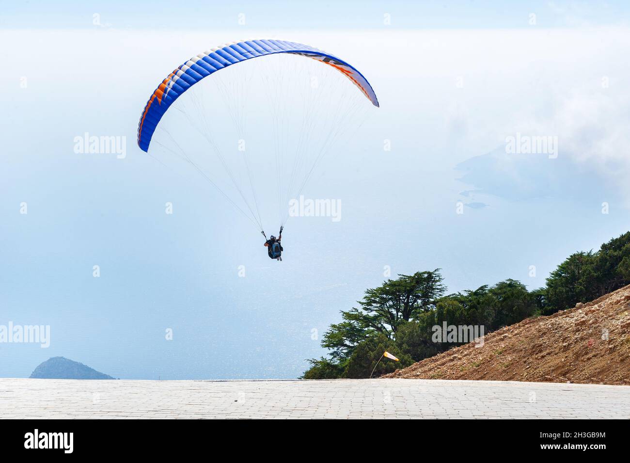 Un turista con un istruttore volò dal monte Babadag.Turkey. Foto Stock