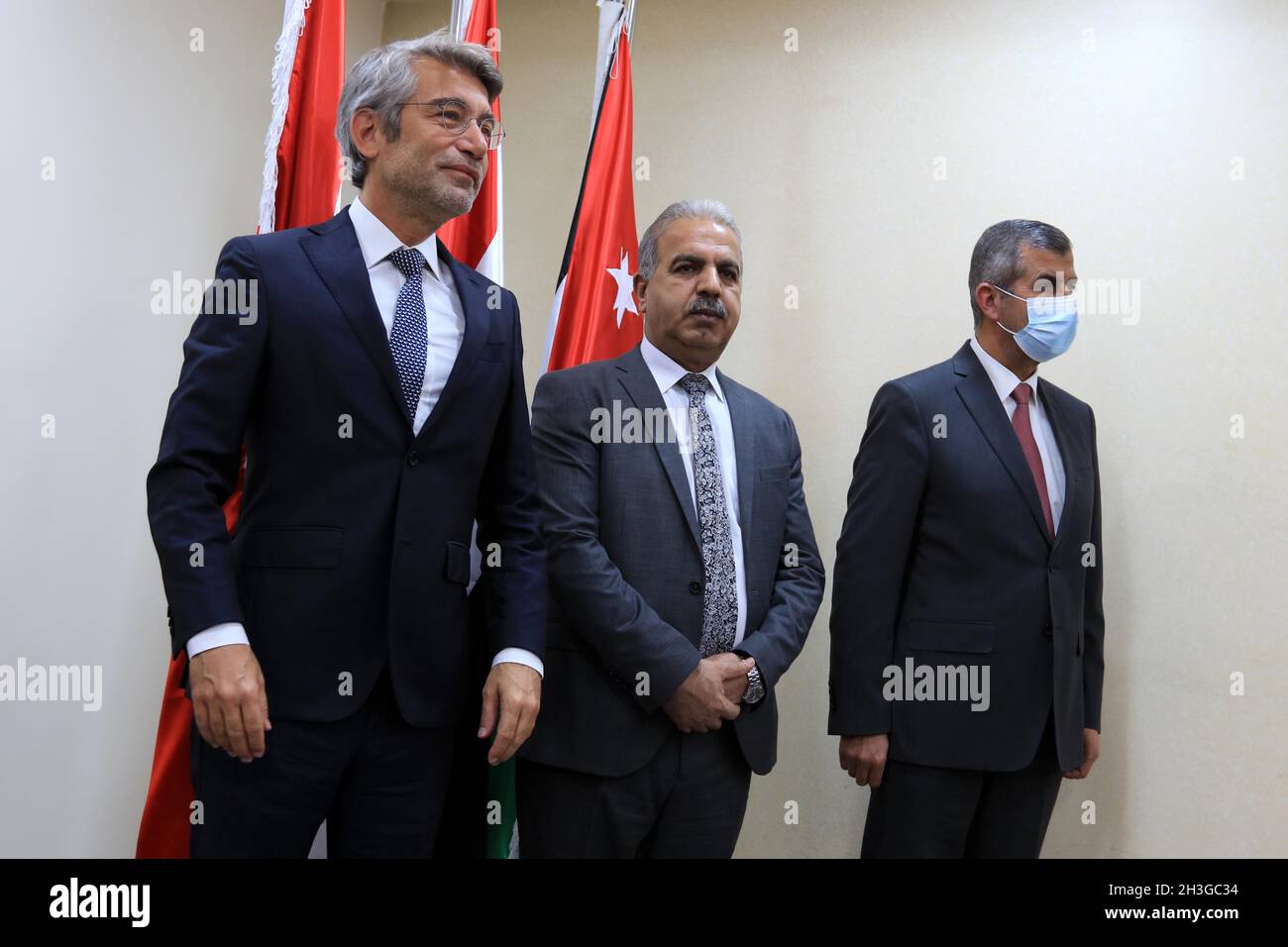 Amman, Giordania. 28 ottobre 2021. Saleh Kharabsheh (R) riceve il Ministro dell'energia libanese Walid Fayyad (L) e il Ministro dell'energia siriano Ghassan al-Zamil ad Amman, Giordania, il 28 ottobre 2021. Giordania, Siria e Libano giovedì hanno raggiunto un accordo finale per fornire al Libano elettricità giordana attraverso la Siria. Credit: Mohammad Abu Ghosh/Xinhua/Alamy Live News Foto Stock