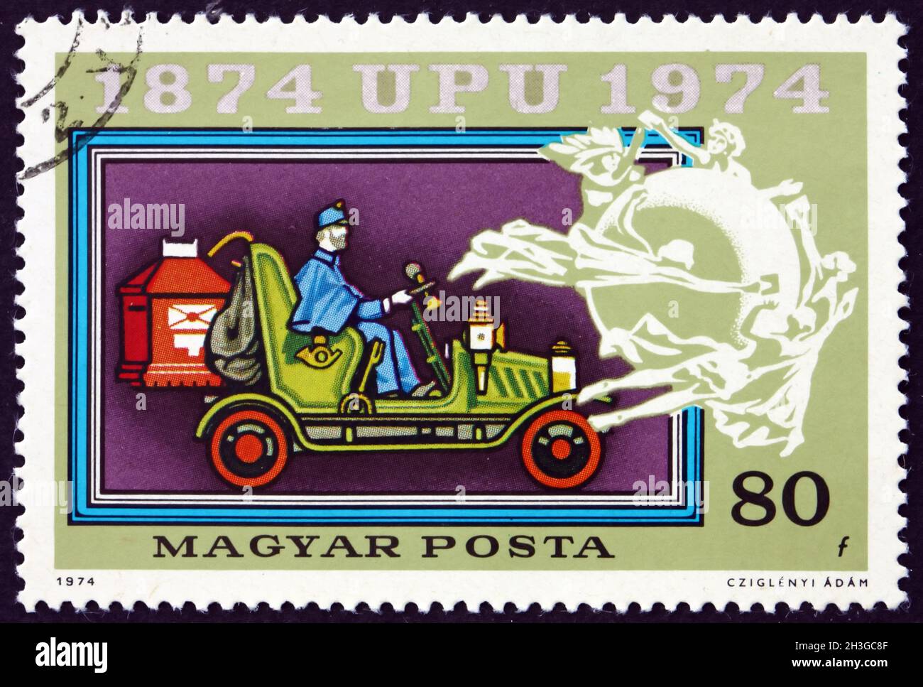 UNGHERIA - CIRCA 1974: Un francobollo stampato in Ungheria mostra Old Mail Automobile, emblema UPU, Centenario dell'Unione postale universale, circa 1974 Foto Stock