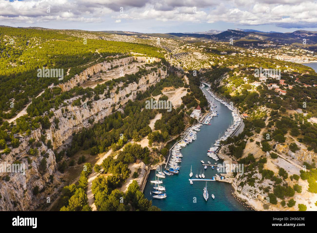 Barche bianche a Calanque de Port Miou, uno dei più grandi fiordi tra Marsiglia e Cassis, Francia. Foto Stock