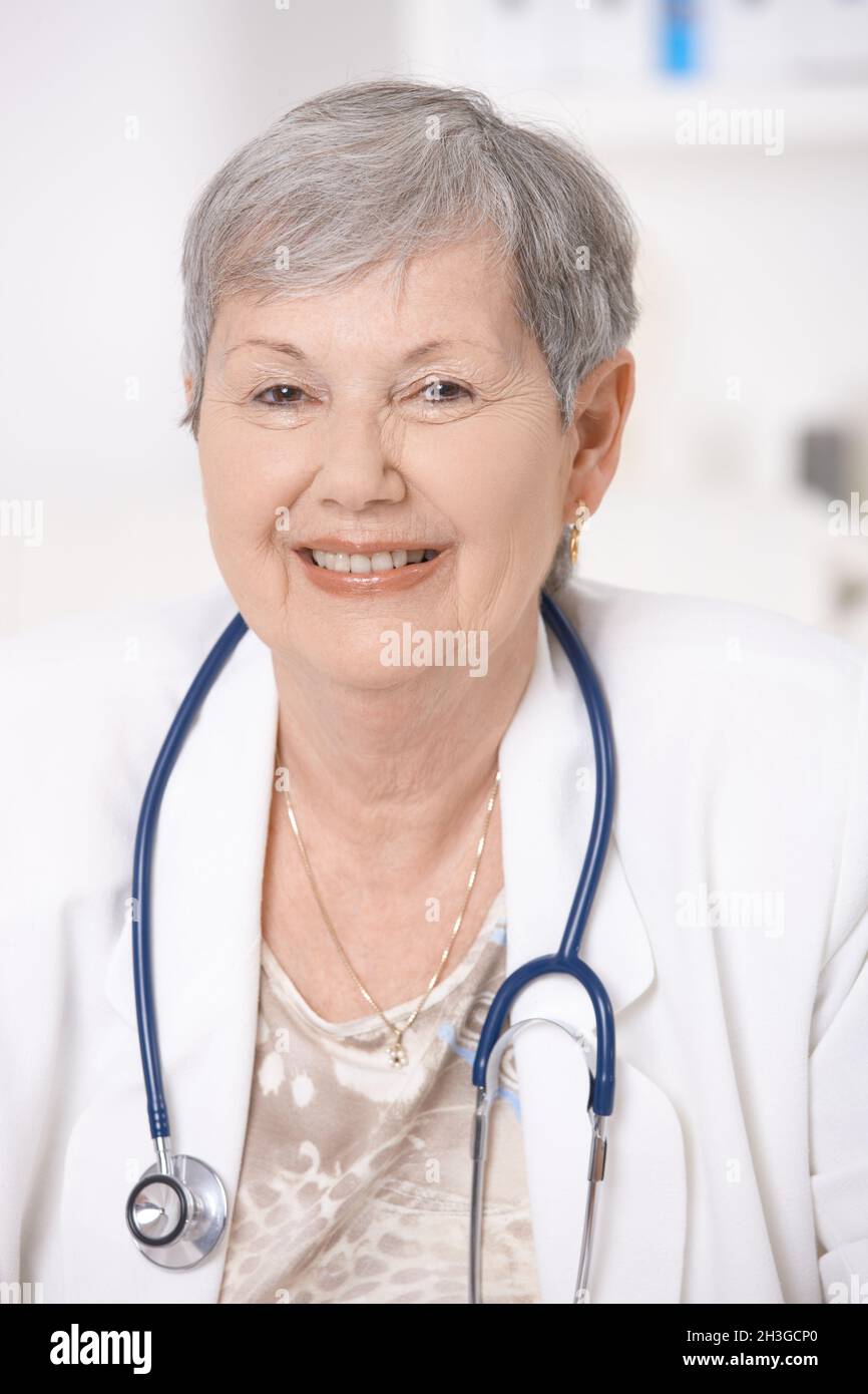 Ritratto di medico senior Foto Stock
