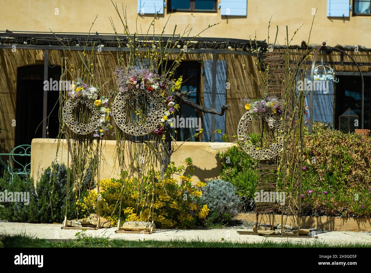 Decorazioni originali per matrimoni durante la cerimonia di nozze sulla strada vicino alla villa in Provence.France. Foto Stock