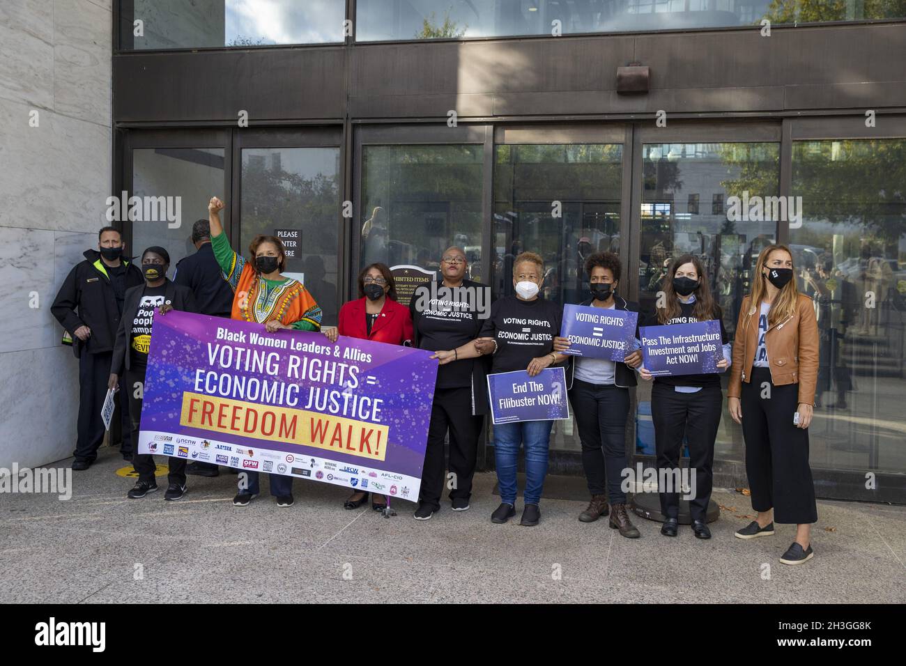 Washington, Stati Uniti. 28 ottobre 2021. I manifestanti cercano di accedere all'Hart Office Building, per richiedere i diritti di voto al Campidoglio degli Stati Uniti, a Washington, DC giovedì 28 ottobre 2021. I manifestanti che non hanno lasciato dove arrestato dalla polizia del Campidoglio degli Stati Uniti. Foto di Tasos Katopodis/UPI Credit: UPI/Alamy Live News Foto Stock