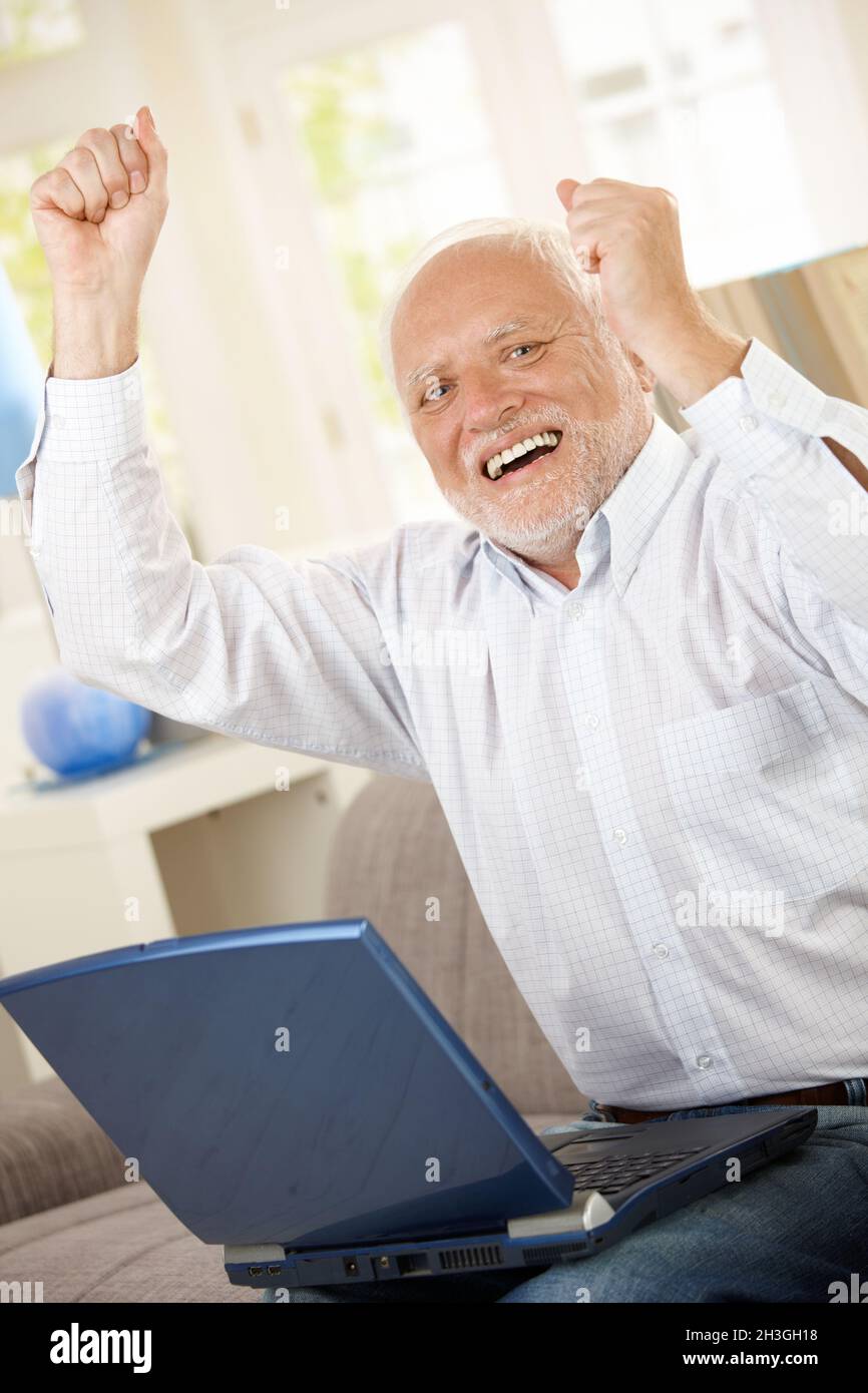 Vecchio che festeggia con il laptop Foto stock - Alamy